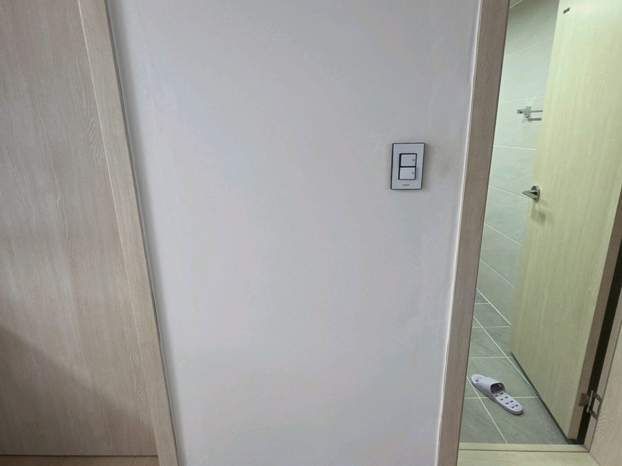 동탄 콘센트 증설 시공 전 거실 벽