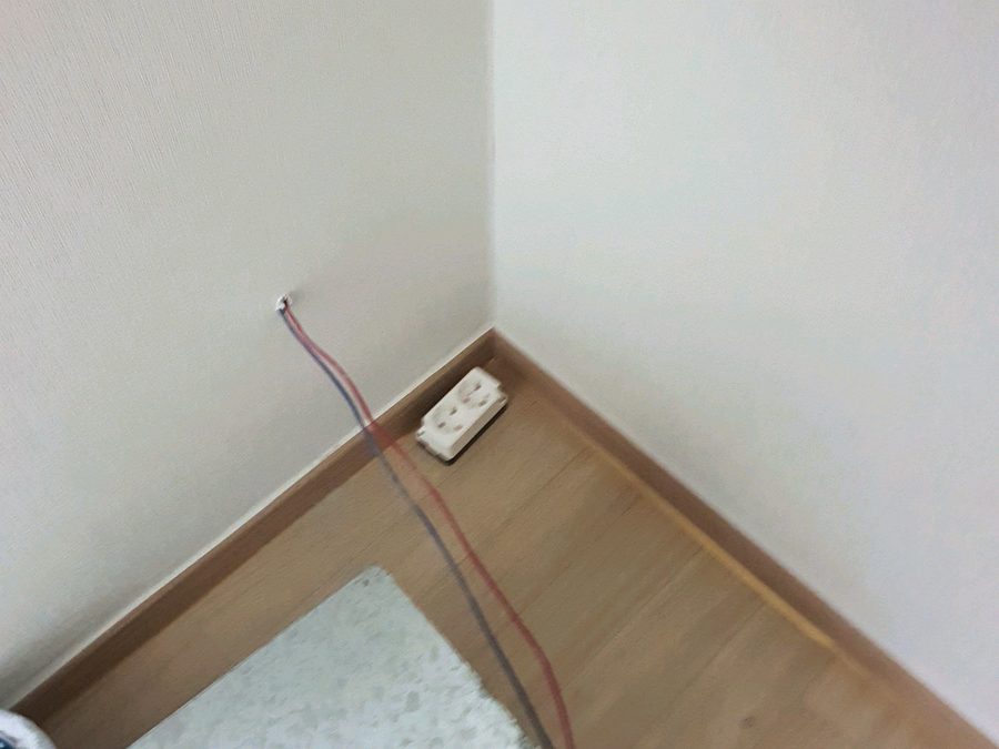 벽을 관통해 빈 공간 쪽으로 나온 전선