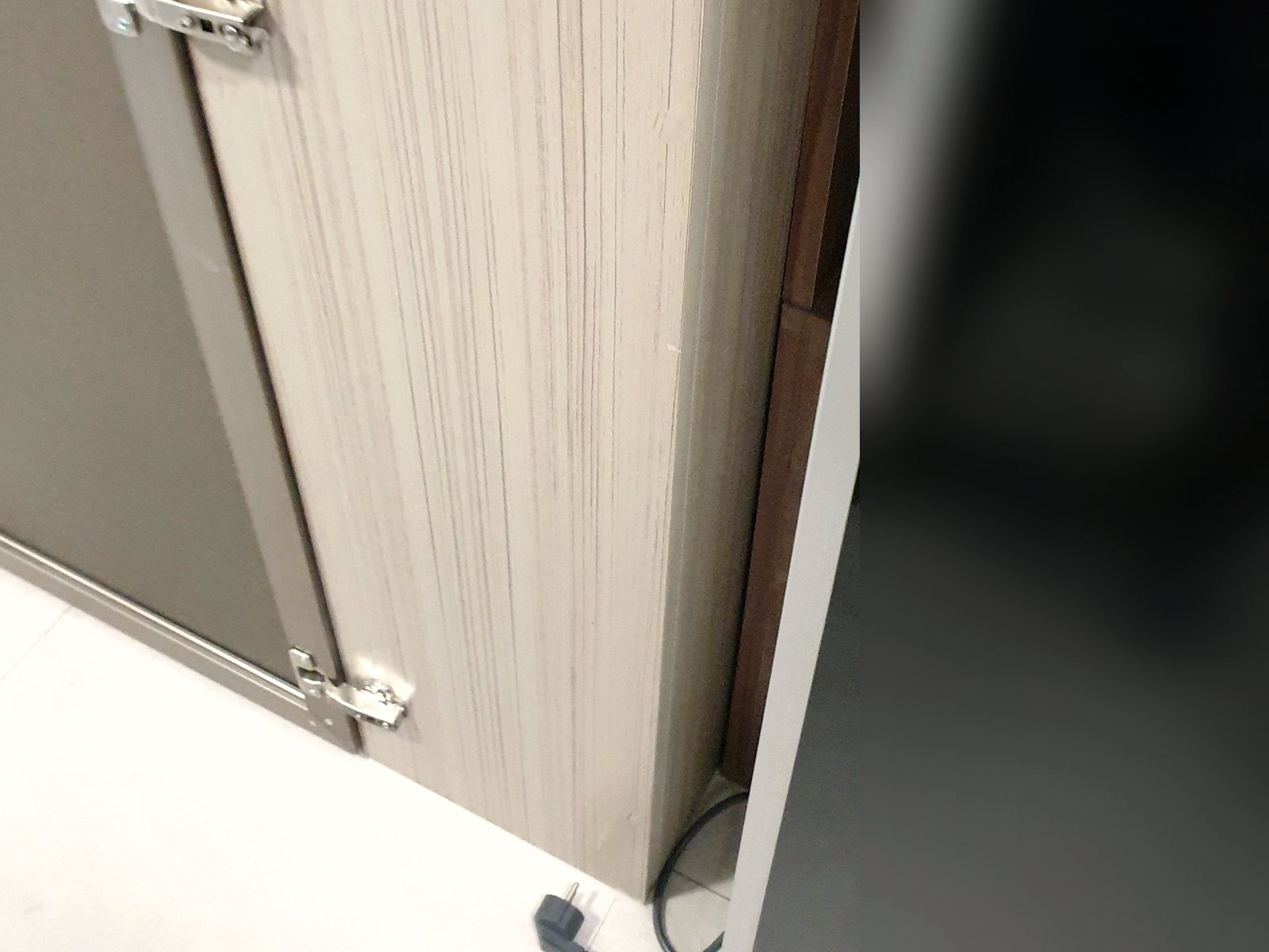 드레스룸 벽 모서리 바닥에 늘어진 스타일러 전원선