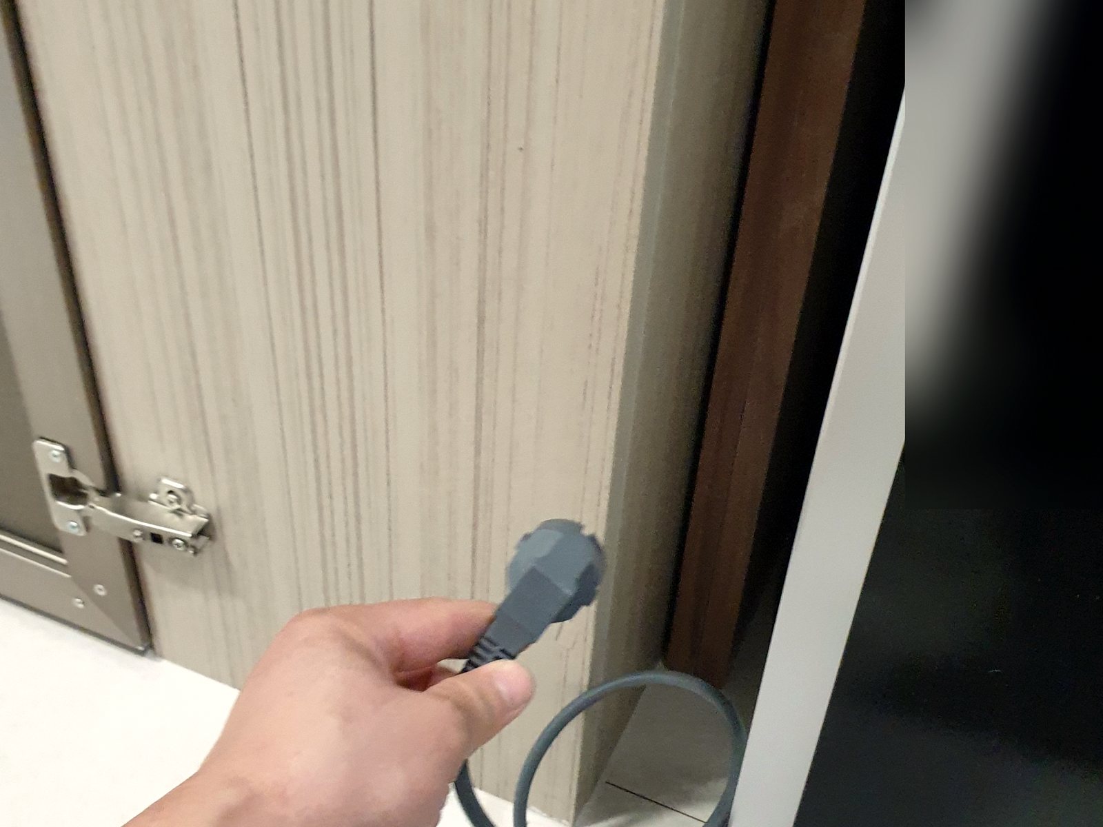 송파구 드레스룸 콘센트 증설 시공 전 콘센트 없는 벽에서 들어 보인 스타일러 플러그